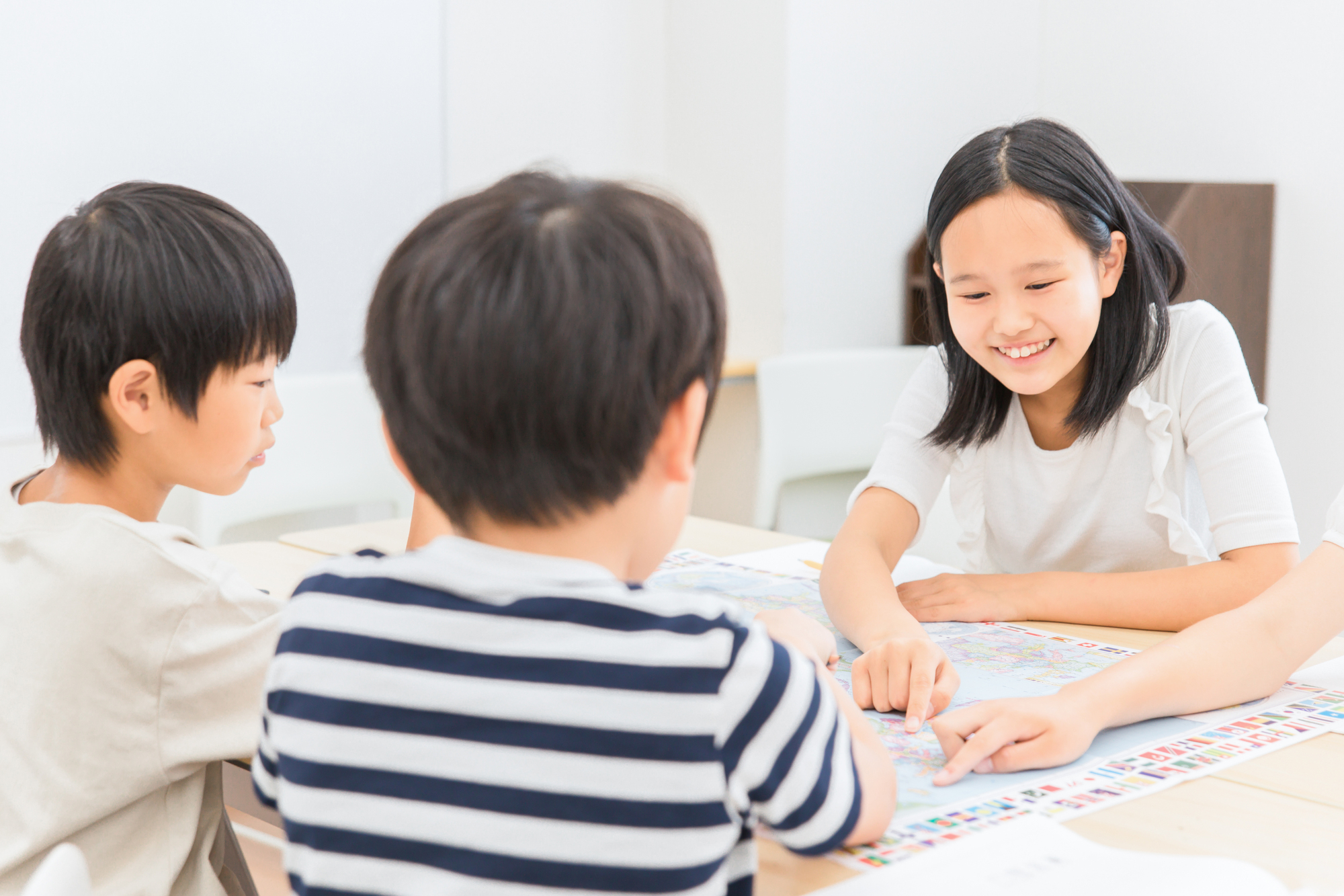 対話をする子どもたちの画像